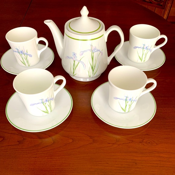 Vintage 10 Pc Set Corningware Shadow Iris Coffee mugs saucers & porcelain Teapot - Picture 3 of 13